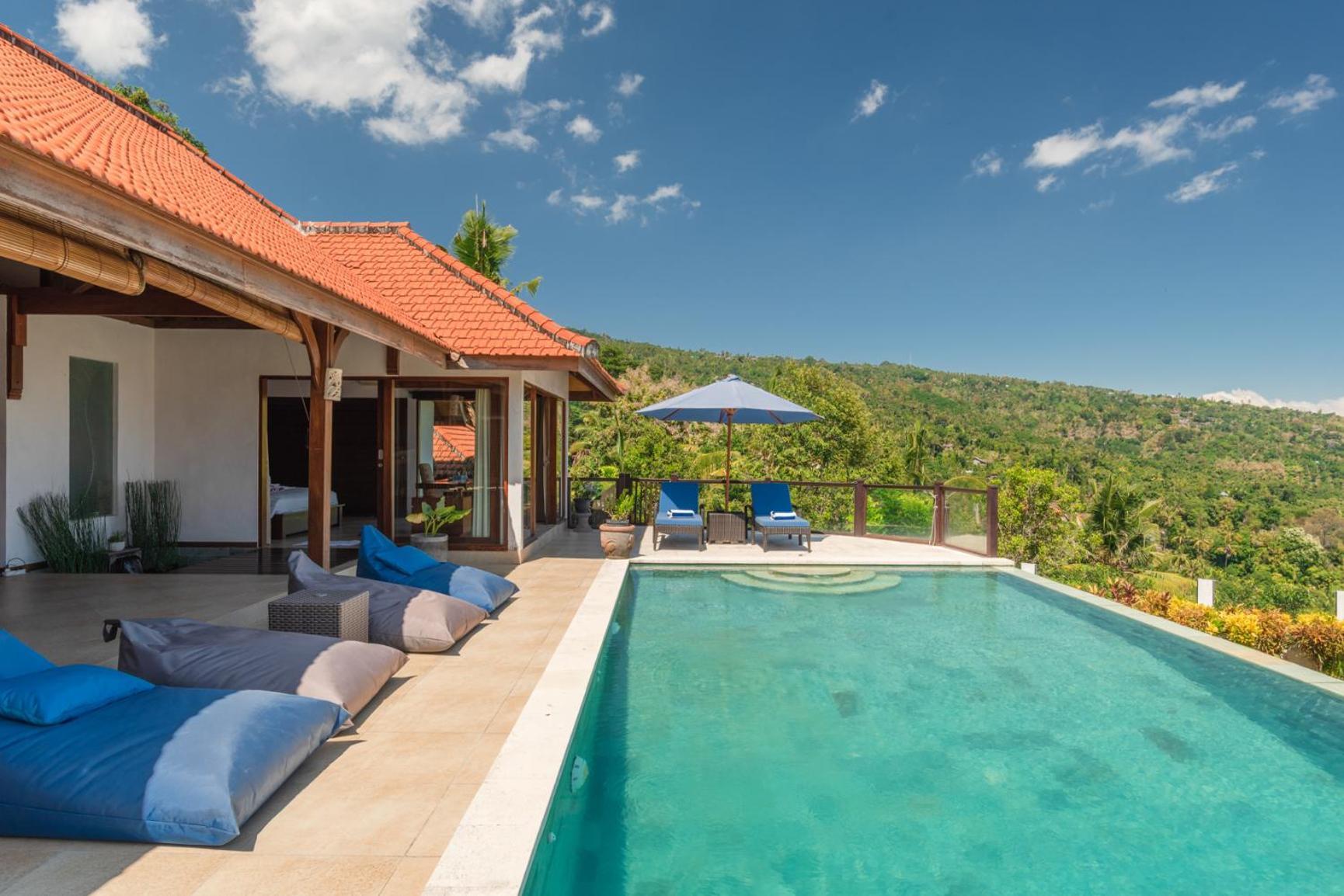 Mia With Amazing Pool *