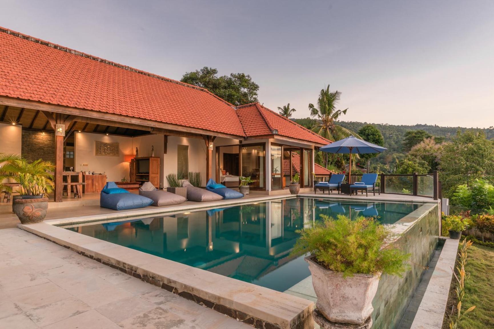 Mia With Amazing Pool