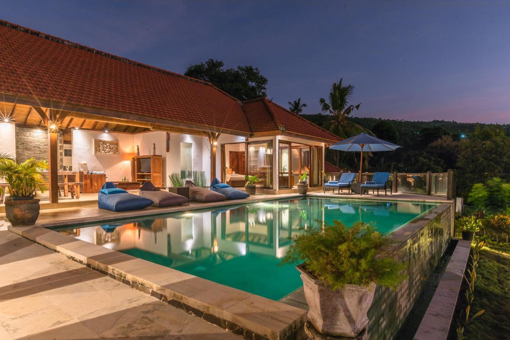 Mia With Amazing Pool